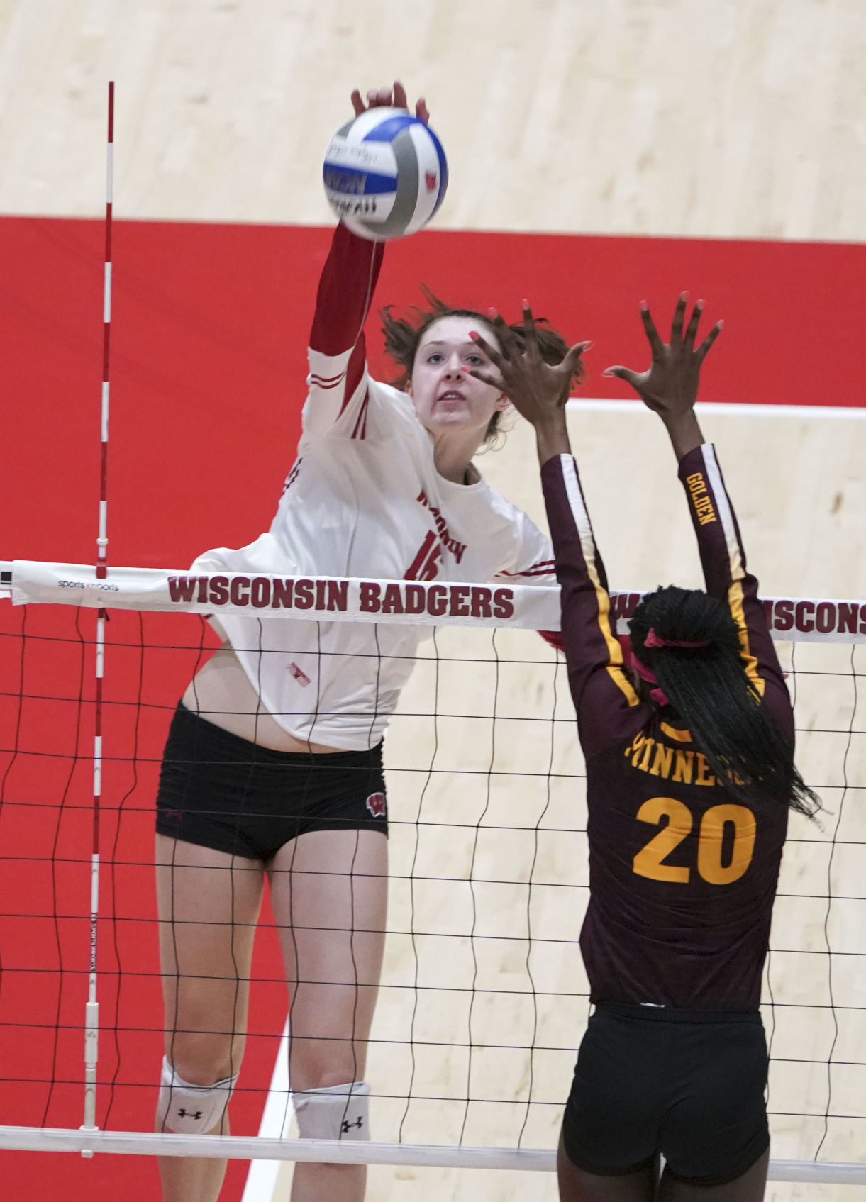 2019-10-13-UW vs MN Volleyball 08-10132019172809